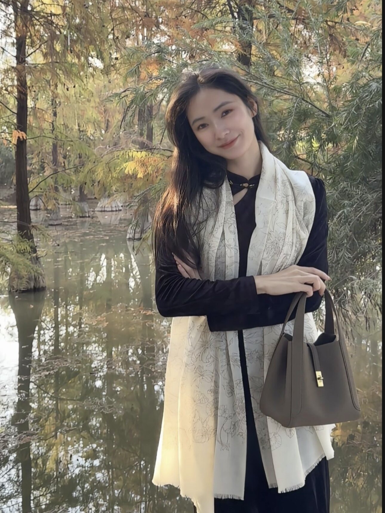 百丽真皮菜篮子包 牛皮材质高级耐磨 水桶包型大容量实用