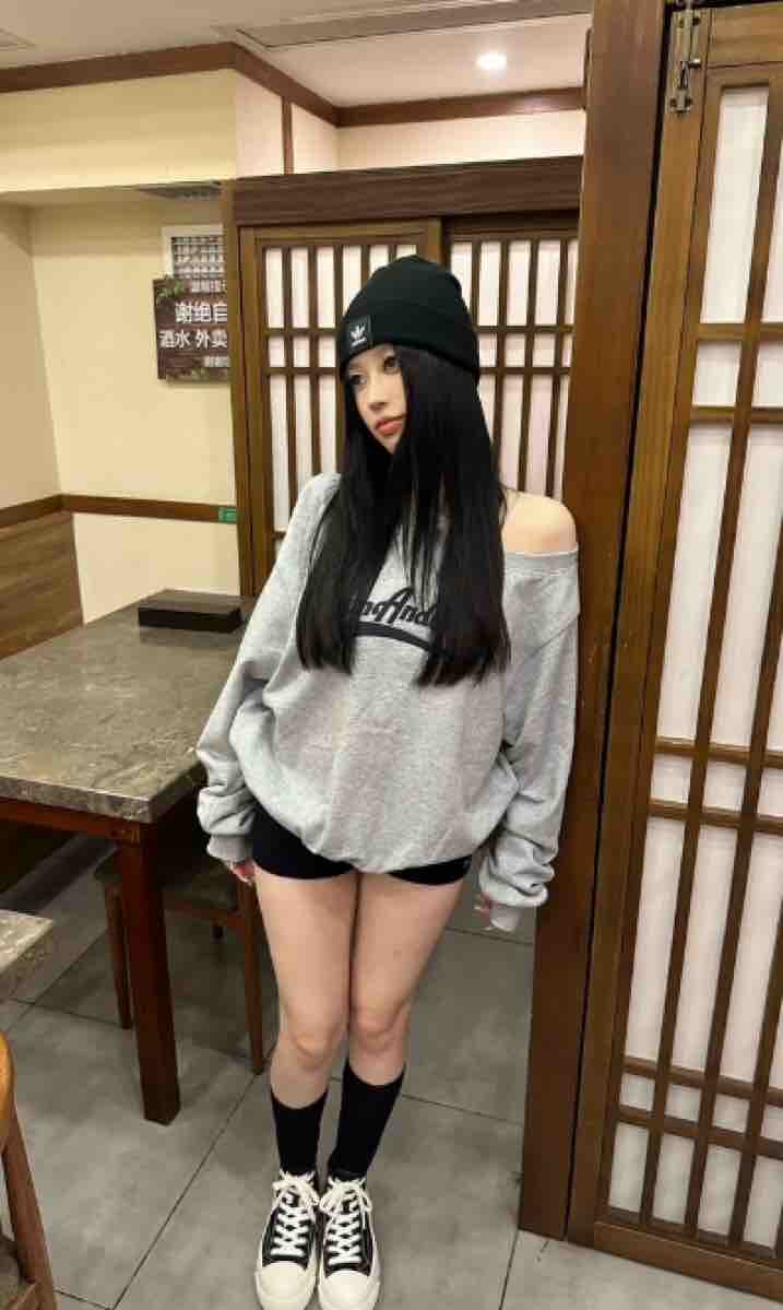 王玉文同款ANN ANDELMAN露肩卫衣 发泡印花斜领单肩小露香肩