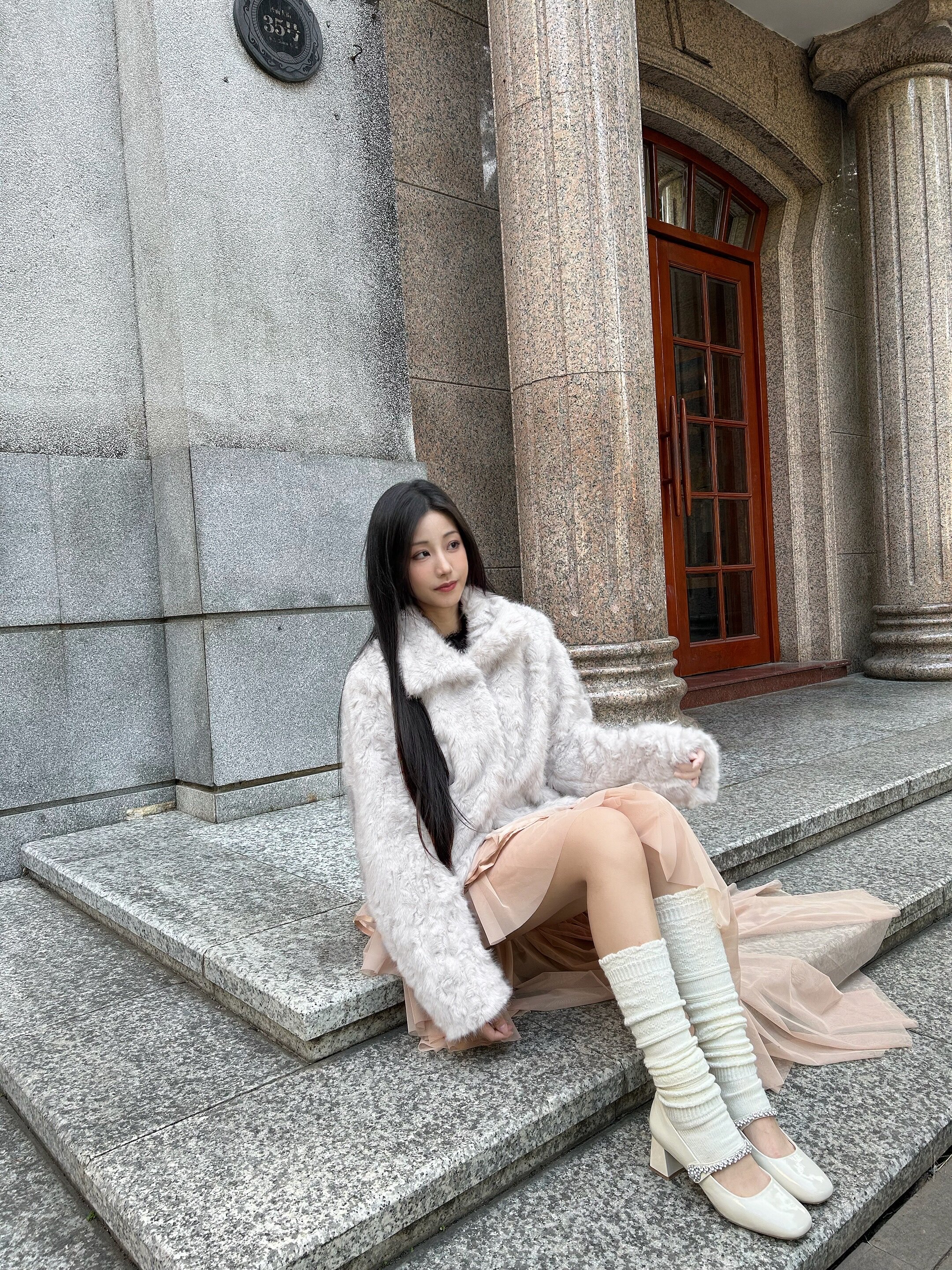 孙乐言毛晓彤同款百丽「白月光」红色高跟玛丽珍单鞋：脚踝间的复古红玫瑰