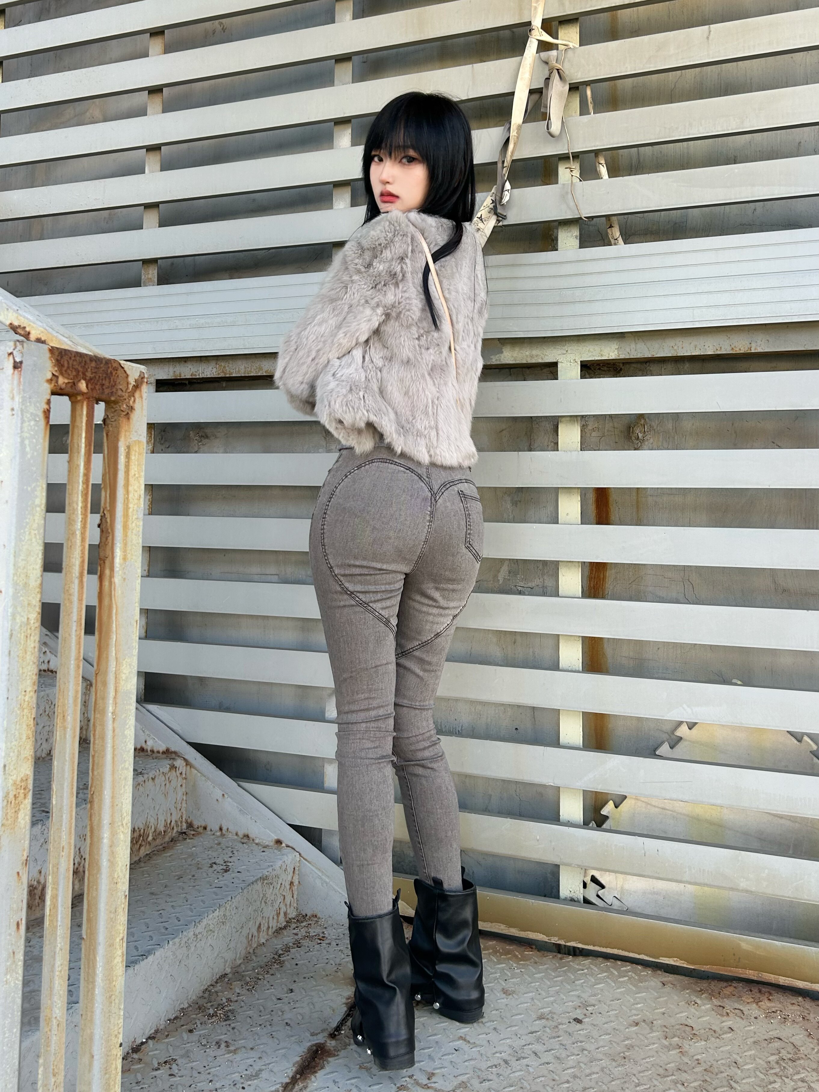 YoungGirlDay欧美风高腰牛仔裤,提臀设计一秒打造蜜桃臀紧身显瘦剪裁