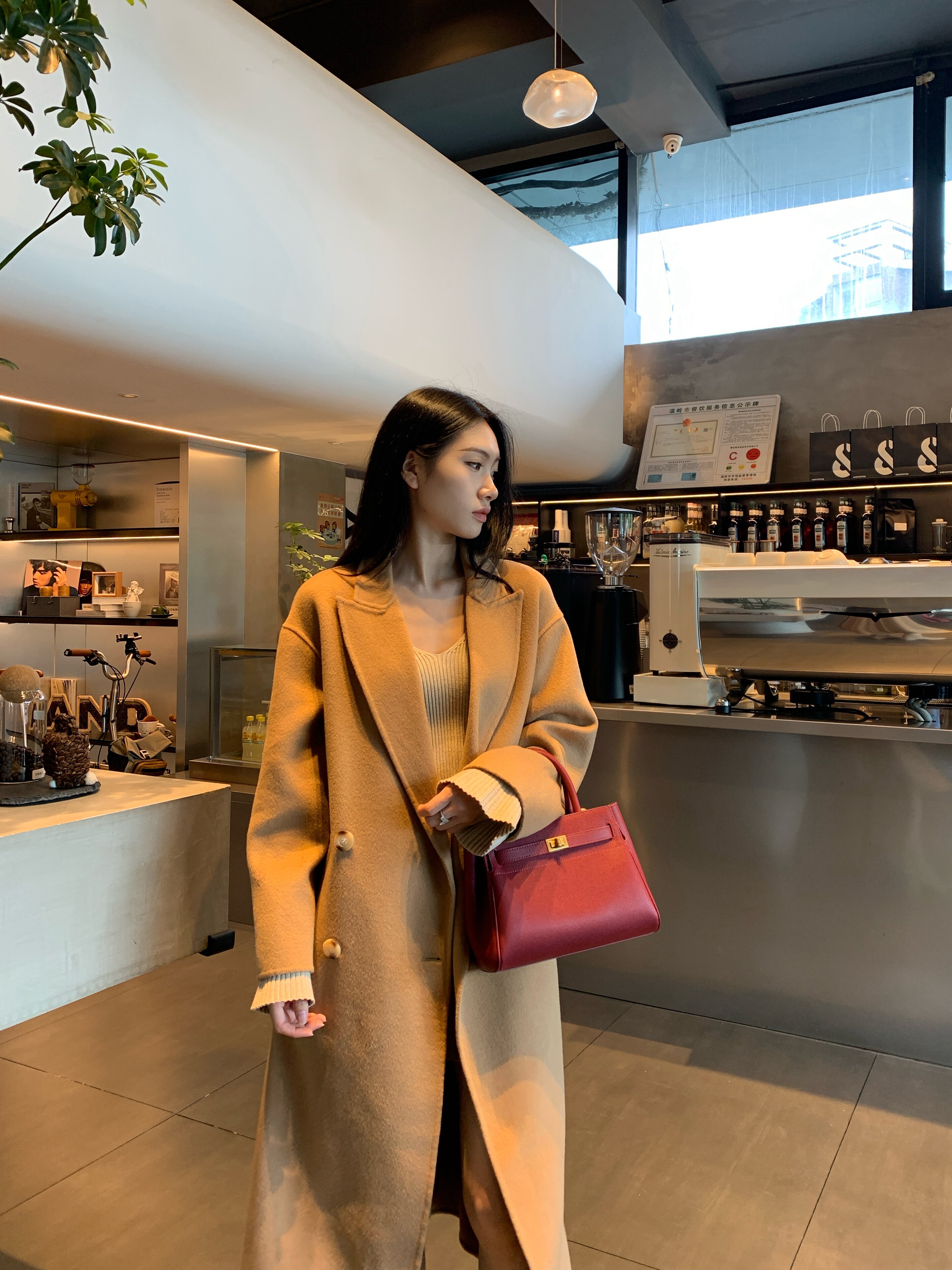 百丽红色新娘婚包 大容量设计装下红包手机 手提斜挎两用更实用