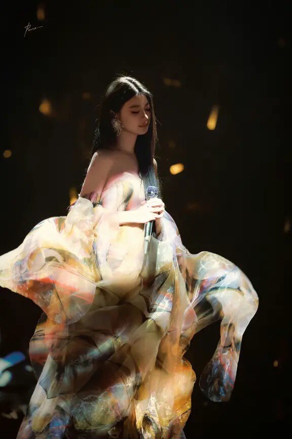 维密单依纯同款闪钻内衣 LOGO字母肩带搭配水钻装饰性感闪耀 聚拢/薄款两穿设计