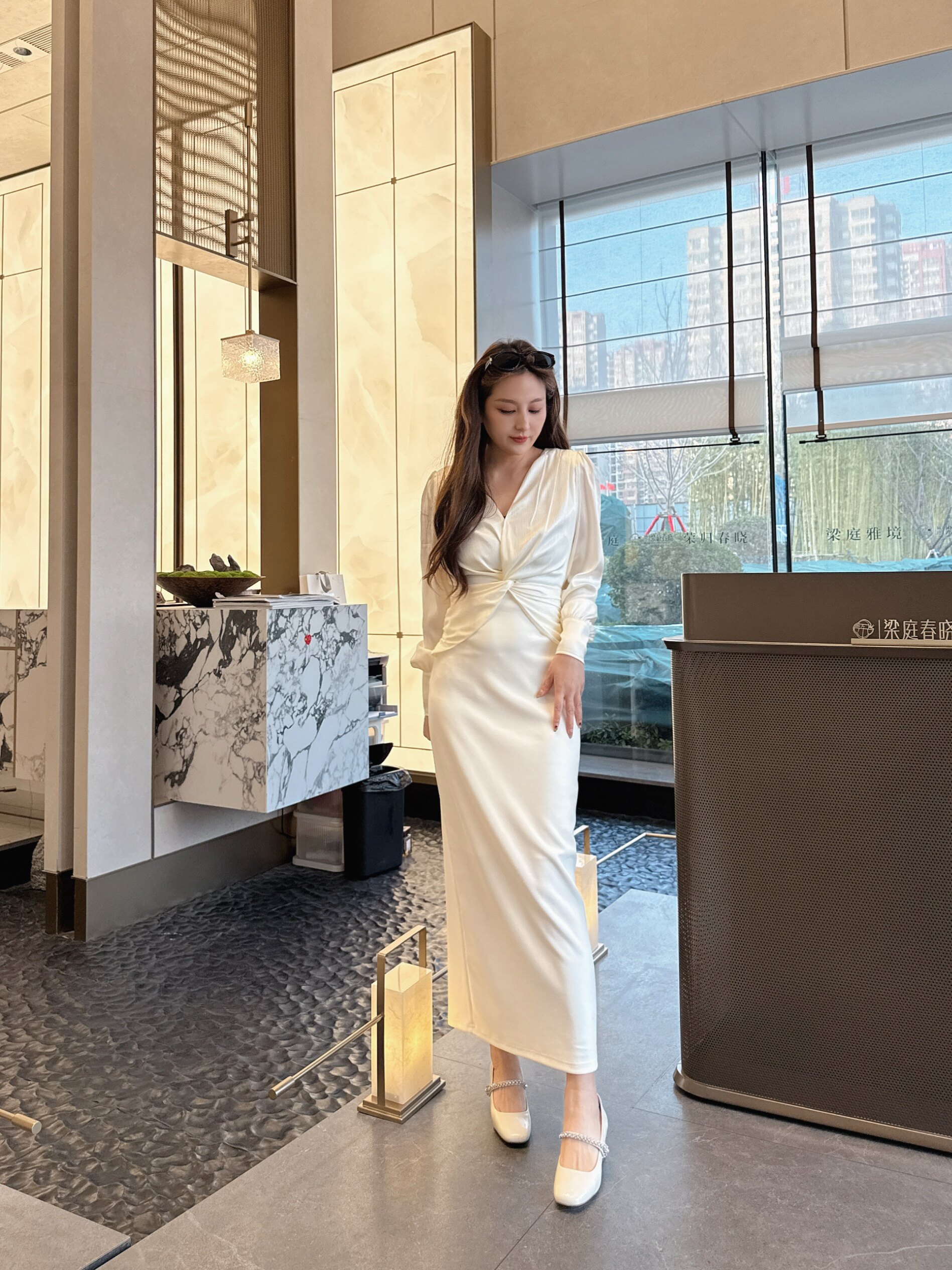 孙乐言毛晓彤同款百丽「白月光」红色高跟玛丽珍单鞋：脚踝间的复古红玫瑰