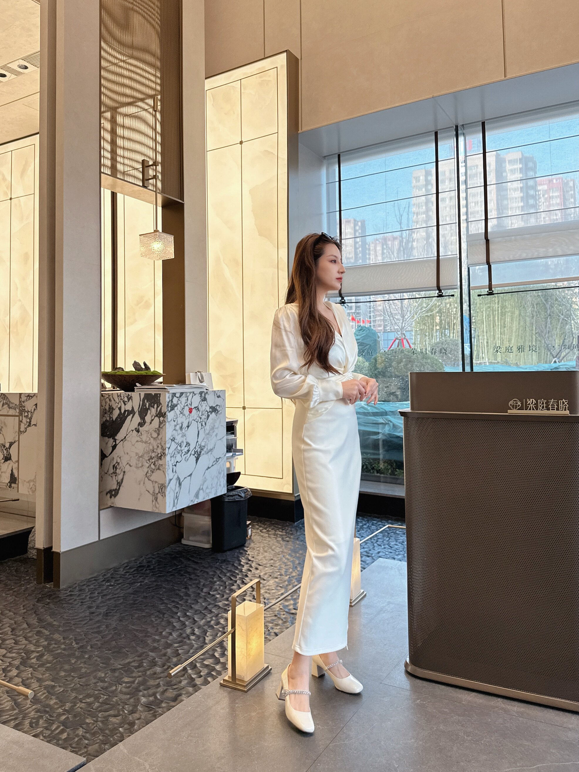 孙乐言毛晓彤同款百丽「白月光」红色高跟玛丽珍单鞋：脚踝间的复古红玫瑰