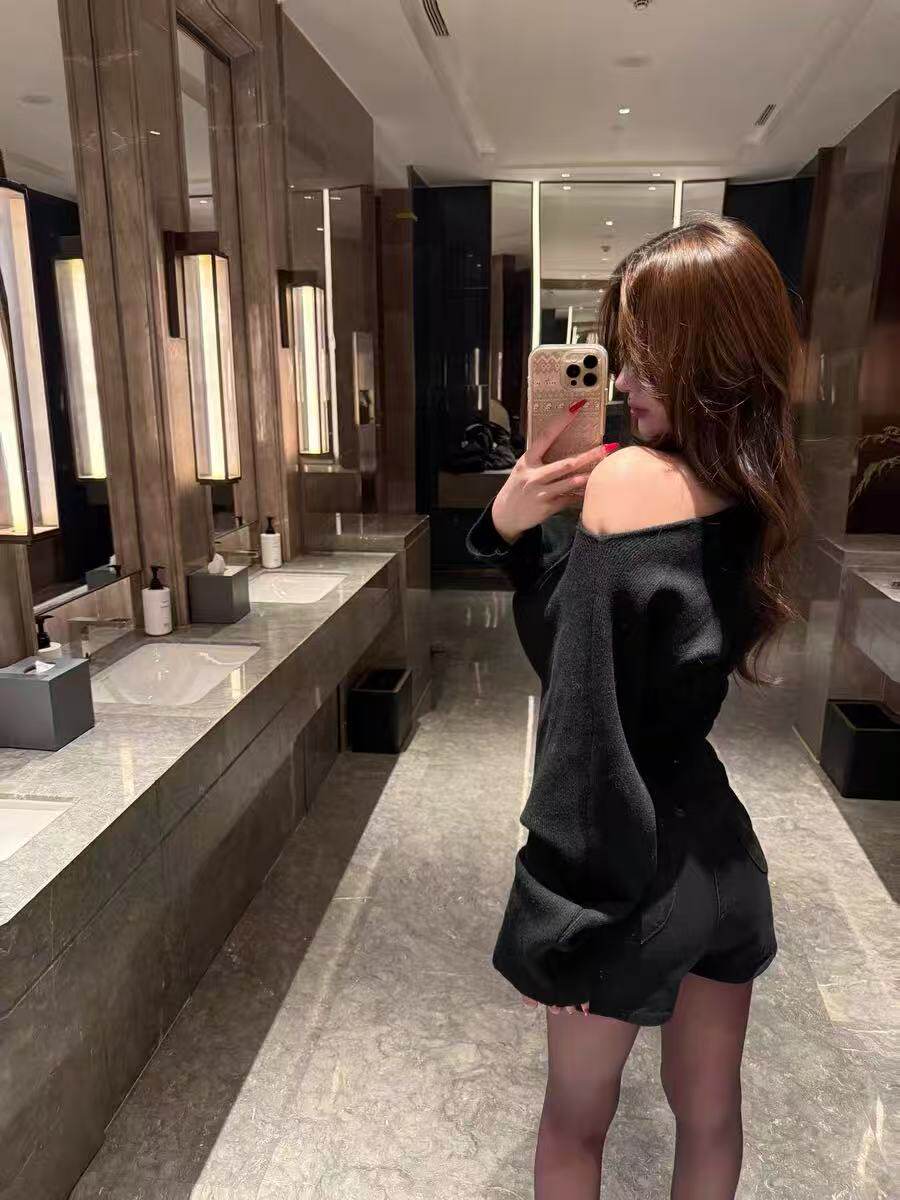 周章章"嘉顿斯"秋冬白色毛衣,斜肩收腰设计穿出温柔高级感