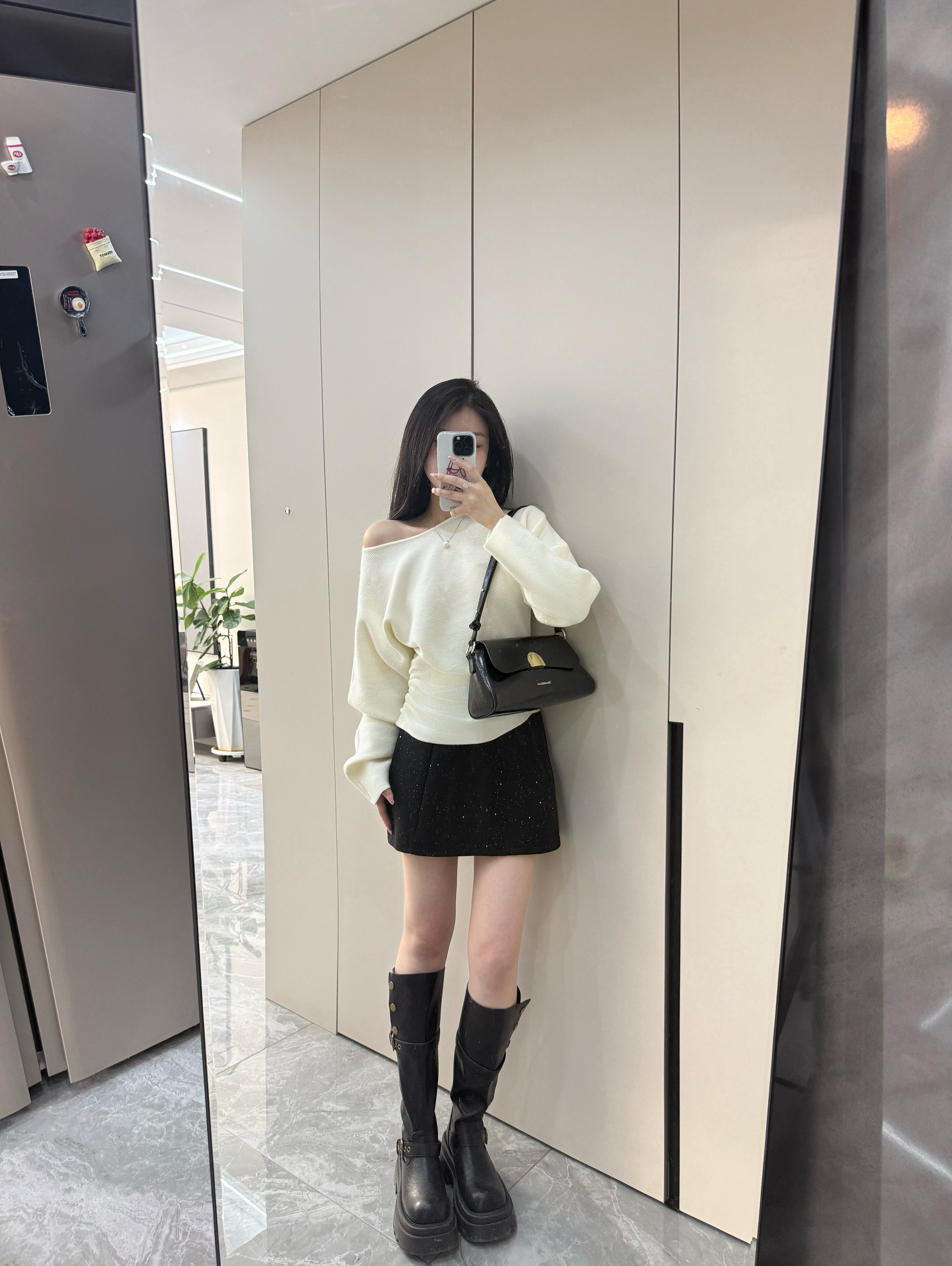 周章章"嘉顿斯"秋冬白色毛衣,斜肩收腰设计穿出温柔高级感