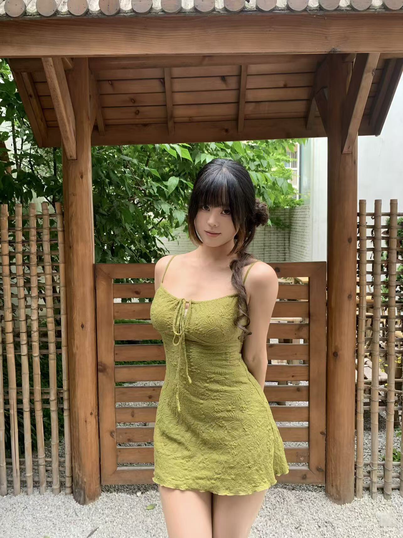 Tongiiuu 薇迷莫妮卡复古度假吊带裙 肌理面料高级有质感 收腰A字短裙显瘦