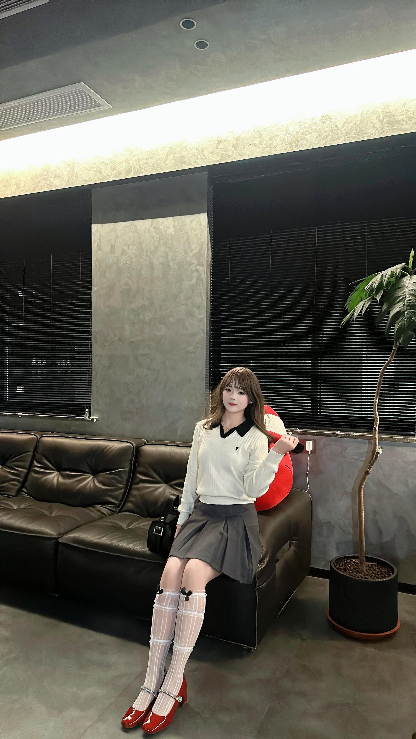 孙乐言毛晓彤同款百丽「白月光」红色高跟玛丽珍单鞋：脚踝间的复古红玫瑰