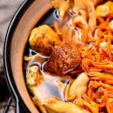 冠耳 Джиужэнь грибной суп с сморками и тушеным куриным супом из мацутаке с грибами и грибными супа
