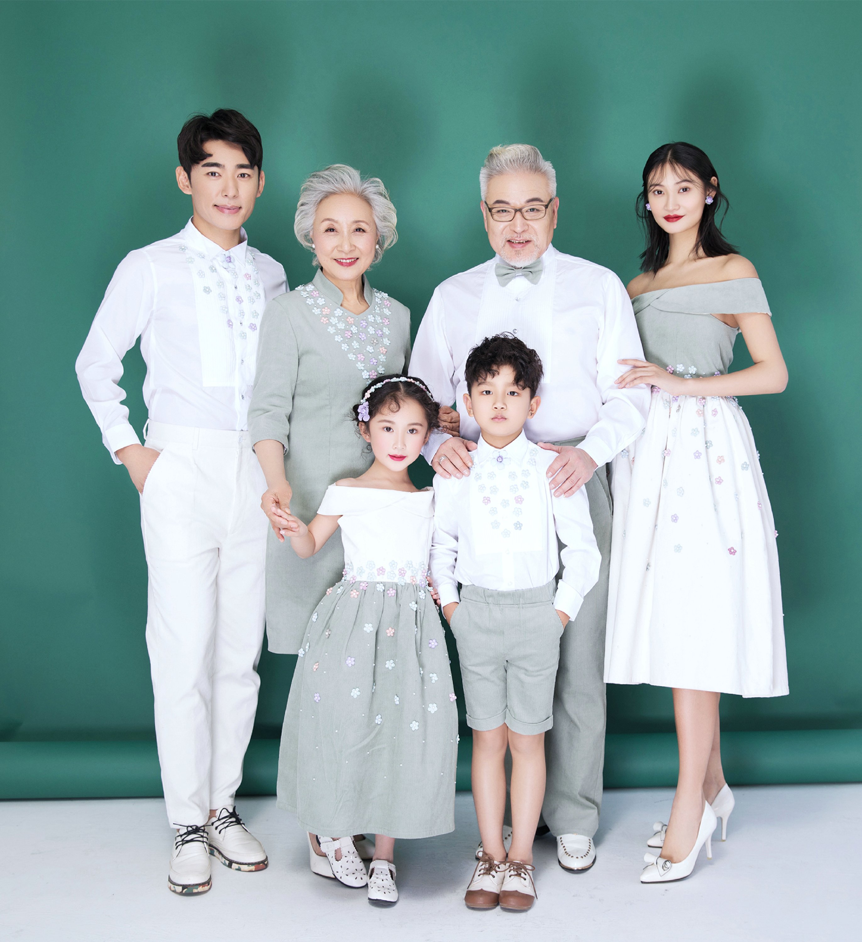 Children's photo studio photo family photo six art photos in parents fashion simple Chinese style photo theme parent-child