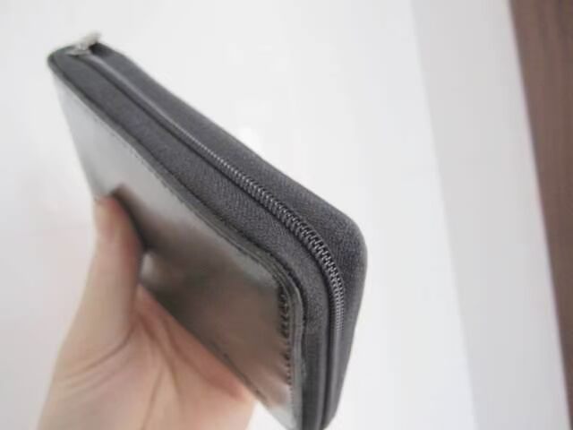 Giải phóng mặt bằng ví nam với đồng xu bit da lớn phía dưới được bao quanh bởi khóa kéo siêu nhẹ ví da màu đen ví tiền