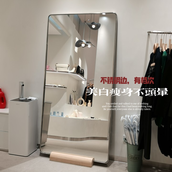 复古风遇见现代工艺：高清超白镜点亮服装店试衣间