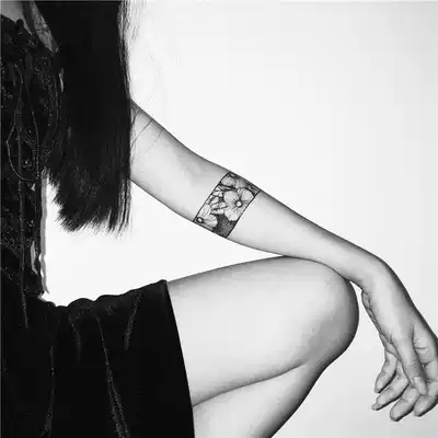 She draws arms, arms, rings, plain patterns, body stickers, wrists, waterproof and long-lasting female flower arm patterns