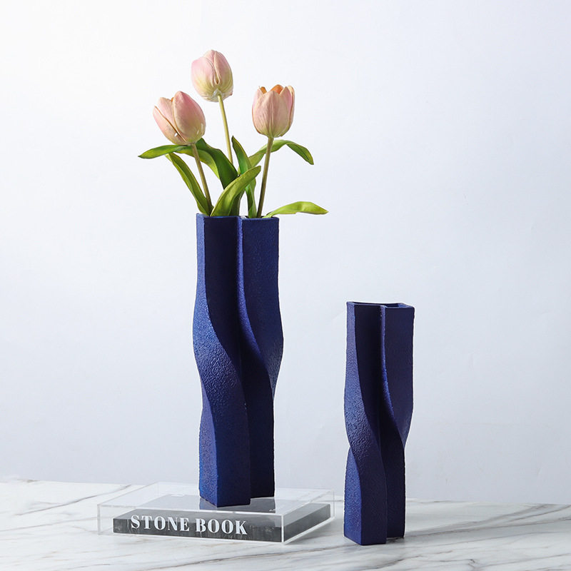 Синее витое простое украшение в виде синего цветка особой формы Klein blue flower decoration цветочное украшение модельного дома, офиса продаж, мягкое украшение