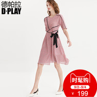 DPLAY2018 Mùa Hè Mới Châu Âu và Mỹ Hồng Ngắn Tay Áo In Eo Slim Bow Chắp Vá Ăn Mặc