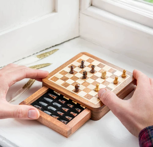 Шахматный отбор импортировал вентиляторы с твердым лесом Портативный шахматный шахмат Стив задний крыло, чтобы отказаться от трубы Солдата