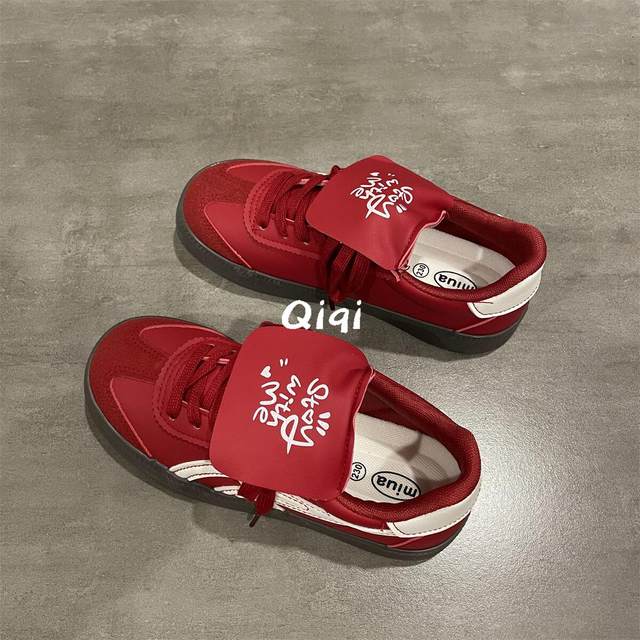 Qiqi Master Retro Red Puff Sneakers 2023 ດູໃບໄມ້ລົ່ນ ເກີບໃຫມ່ຂອງແມ່ຍິງ ຕົ້ນສະບັບ niche ເກີບການຝຶກອົບຮົມສິນທໍາ