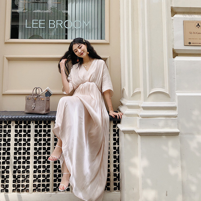 Mei Sanguan island silk water ice moon mother-of-pearl white summer high-end French V-neck satin dress female knee skirt