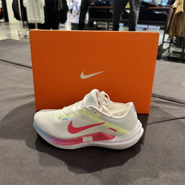 Nike women's lightweight cushioning and wear-resistant running shoes