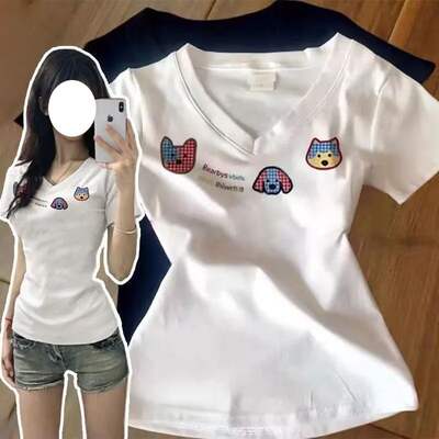 Korean chic white straight-shoulder V-neck printed short-sleeved T-shirt for women's summer new style, slimming and form-fitting top trend for middle-aged and young children