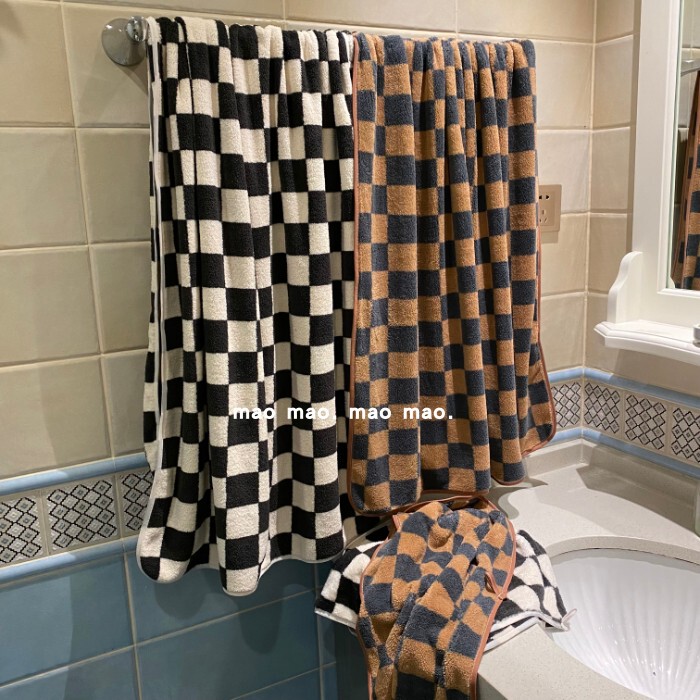 Retro Checkerboard Pattern Absorbent Quick-Drying Bath Towel Household Bathrobe Coral Velvet Bath Towel Couple Wrap Towel Adult Retro Checkerboard Pattern Absorbent Quick-Drying Bath Towel Household Bathrobe Coral Velvet Bath Towel Couple Wrap Towel Adult