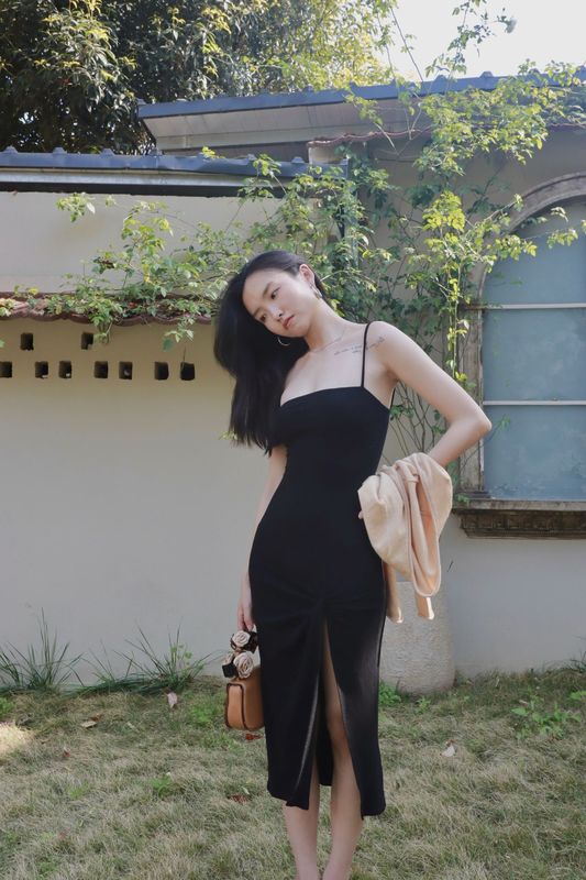 In Stock Flora Exclusive Suspender Dress, Carefully Selected by Enthusiasts, Slim-Fitting and Slimming Little Black Dress with Slit