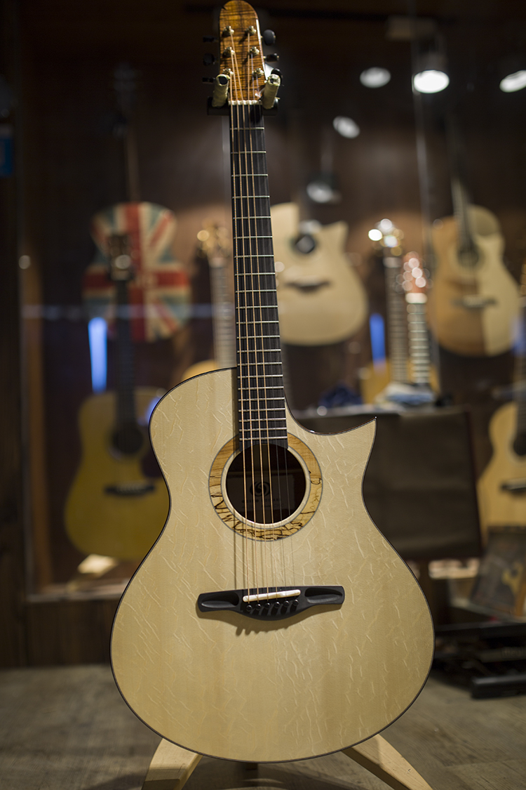 Dalian log church Nissan handmade guitar Ogino OMC Germany Bear claw cloud cedar back side Hawaii KOA