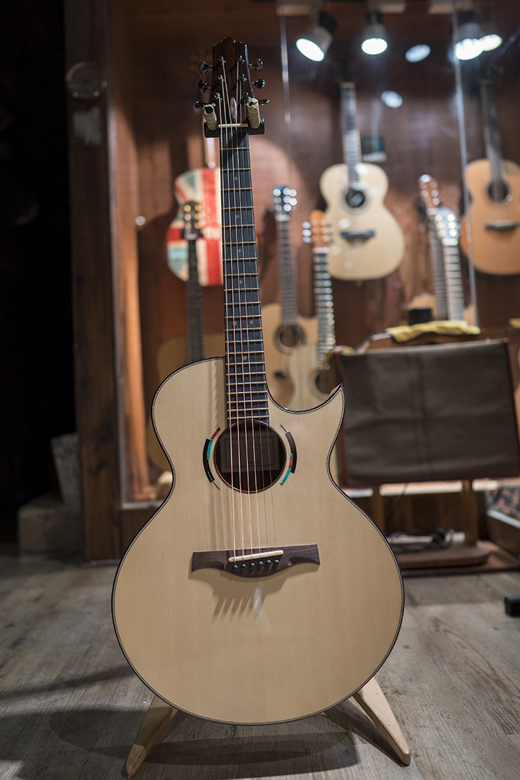 Dalian Log Hall Independent luthier Mario Beauregard SJ handmade guitar Brazilian rosewood