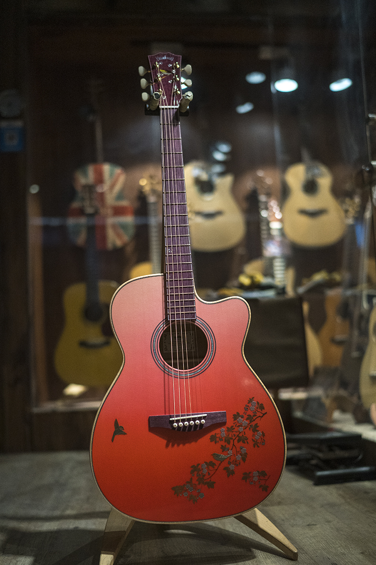 Dalian Log Hall Japan Handmade Qin Headway Flowers See Bird Gold Leaf Full Veneer Wood Guitar Lone