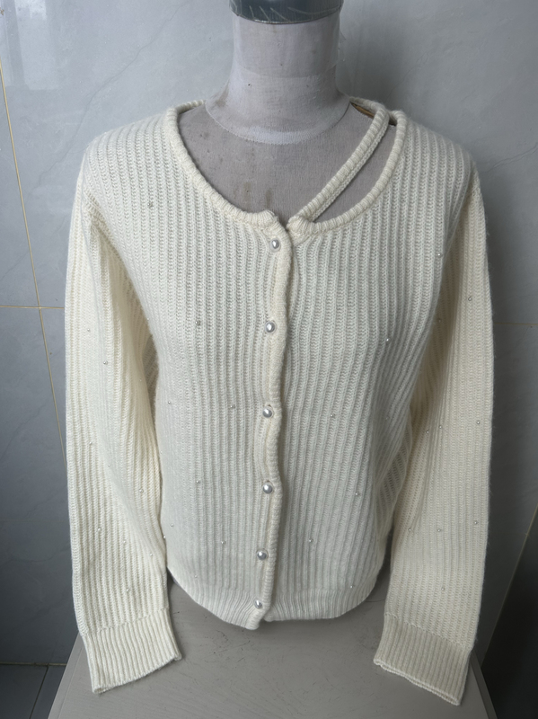 Clearance Price White Round Neck Women's All-Wool Sweater Cardigan Clearance Price White Round Neck Women's All-Wool Sweater Cardigan