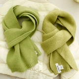 Зеленый универсальный демисезонный удерживающий тепло трикотажный шарф