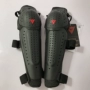 Dainese Dennis Xe máy Cưỡi Kneepad Khuỷu tay chống rơi bên ngoài có thể đeo được Hiệp sĩ khuỷu tay - Xe máy Rider thiết bị găng tay cụt ngón đi xe máy