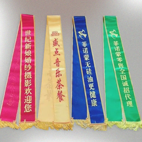 Awards ceremony with ceremonial lady welcome with shoulder-strapped beauty tape welcome to students