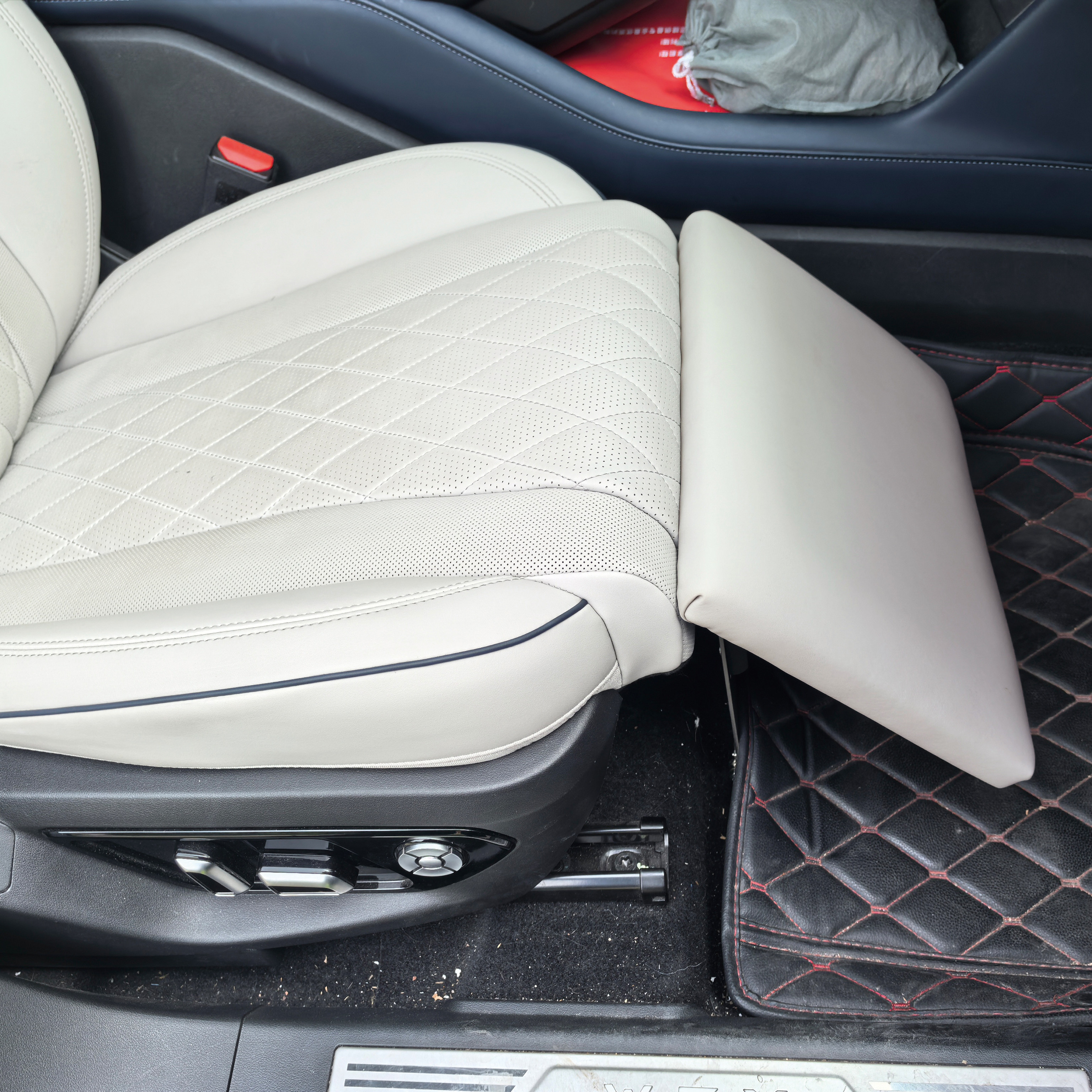 汽车腿托汽车座椅通用腿托MayFuture女王副驾出行神器 脚托改装