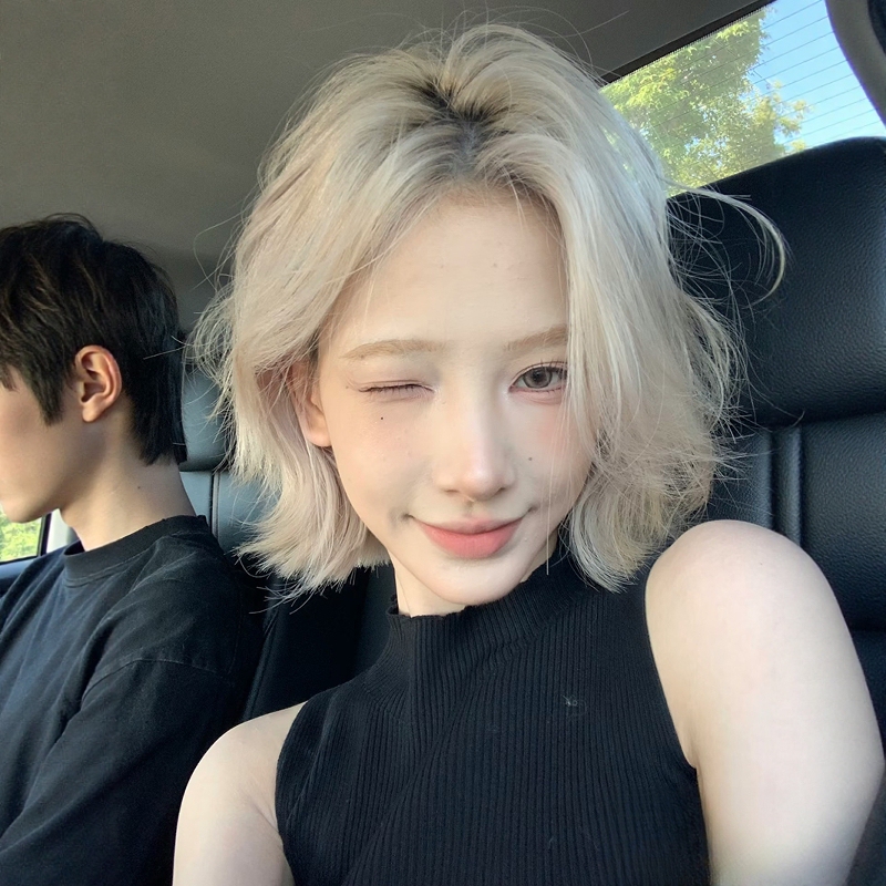 Korean and Japanese Style New Wig for Women, Platinum Blonde, Middle-Parted, Short, Outwardly Curled Hair, Lolita Internet Celebrity Style, Full Head Wig with Elegant Temperament