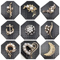 2021 Autumn and winter women pearl brooch Sweater coat cartoon brooch buckle accessories Badge ring Moon anchor heart