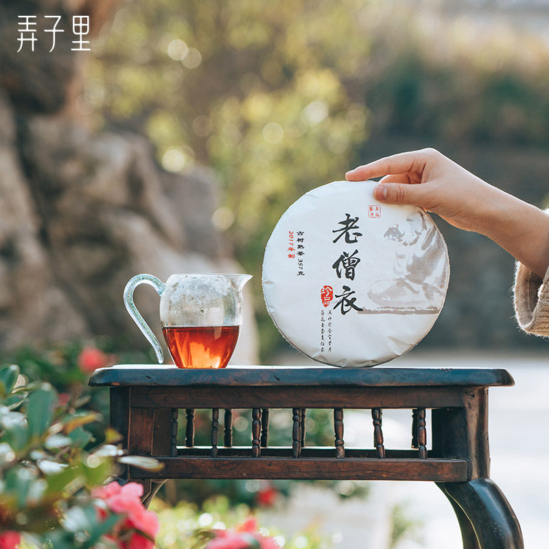 The tea is strictly selected 2017 the 2017 old monk's clothes 357g Yunnan Brown Mountain ancient tree Pu'er tea cake cooked tea.