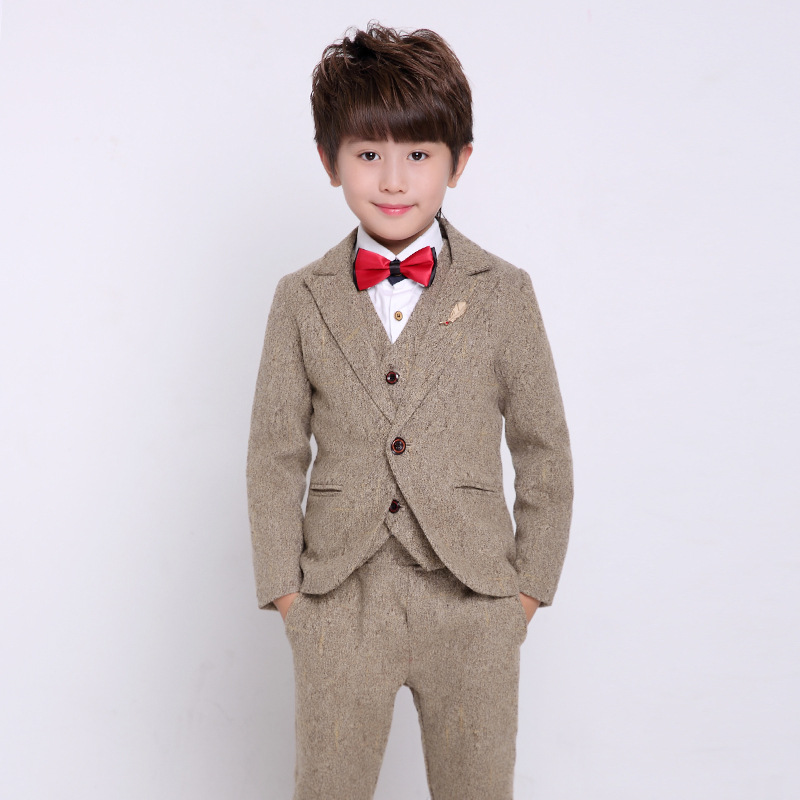 Chàng trai nhỏ phù hợp với phù hợp với Hàn Quốc phiên bản của trẻ em trẻ em phù hợp với hoa ăn mặc British giáp ba mảnh đàn piano chương trình phù hợp với mùa xuân.