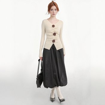 Korean temperament design three-dimensional flower v-neck long-sleeved sweater for women in autumn and winter to slim down and age-reducing inner sweater