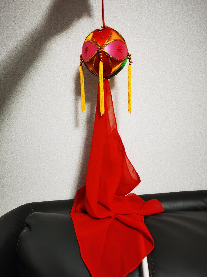 Hot pin embroidered ball Guangxi Jingxi old state beep embroidered ball dance 10CM 15 cm red snow spinning