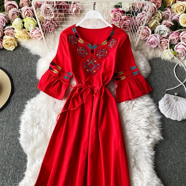 Travel photography Bohemian embroidery trumpet sleeve V-neck waist cotton and linen loose holiday dress embroidery super fairy dress