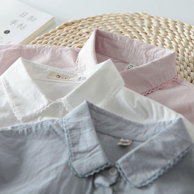 This spring's women's dress features a sweet long-sleeved shirt made of pure cotton, with a fresh and simple color scheme. It is a literary white shirt with a round neck and an inch top as the base