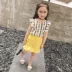 Mùa hè 2018 phong cách mới cho bé gái dứa in sọc dọc + váy liền thân màu hai dây phù hợp với trẻ em