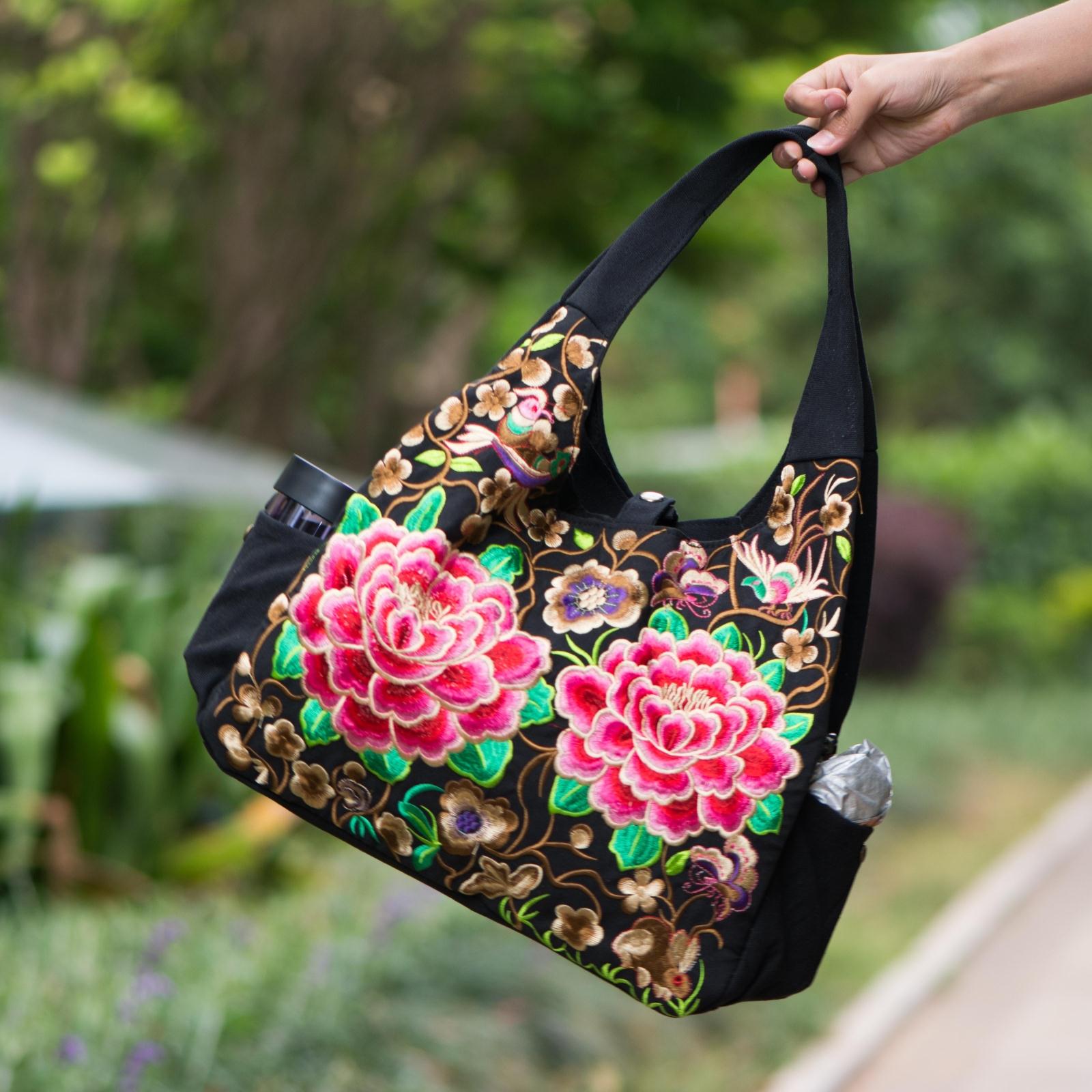 Yunnan ethnic minority wind embroidered bag embroidered retro canvas mommy middle-aged portable lady shoulder bag