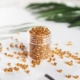 Мешки с темно -оранжевым продуктом не бутылочка