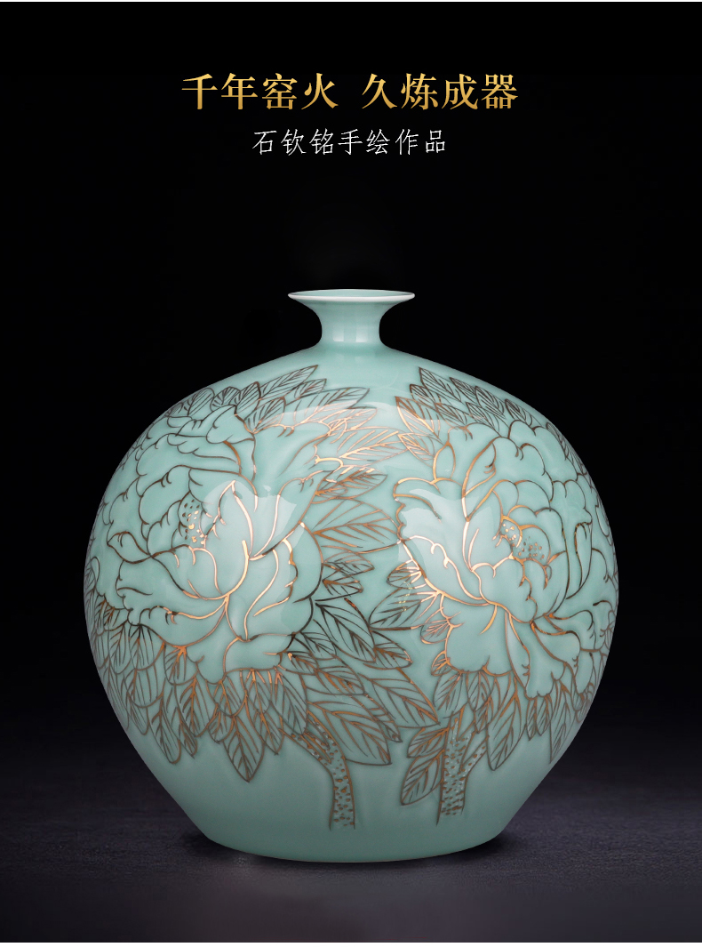 The Master of jingdezhen ceramics hand - made vases large creative green relief paint pomegranate bottles of sitting room adornment is placed