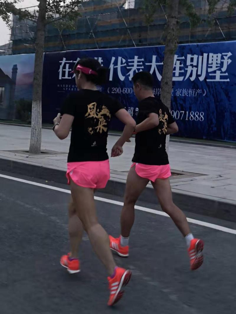 BESUTO Running Marathon Racing Sports Fitness Quần thể thao ba mặt thấm mồ hôi và nhanh khô với quần lót nhỏ - Quần thể thao quần thể dục nam