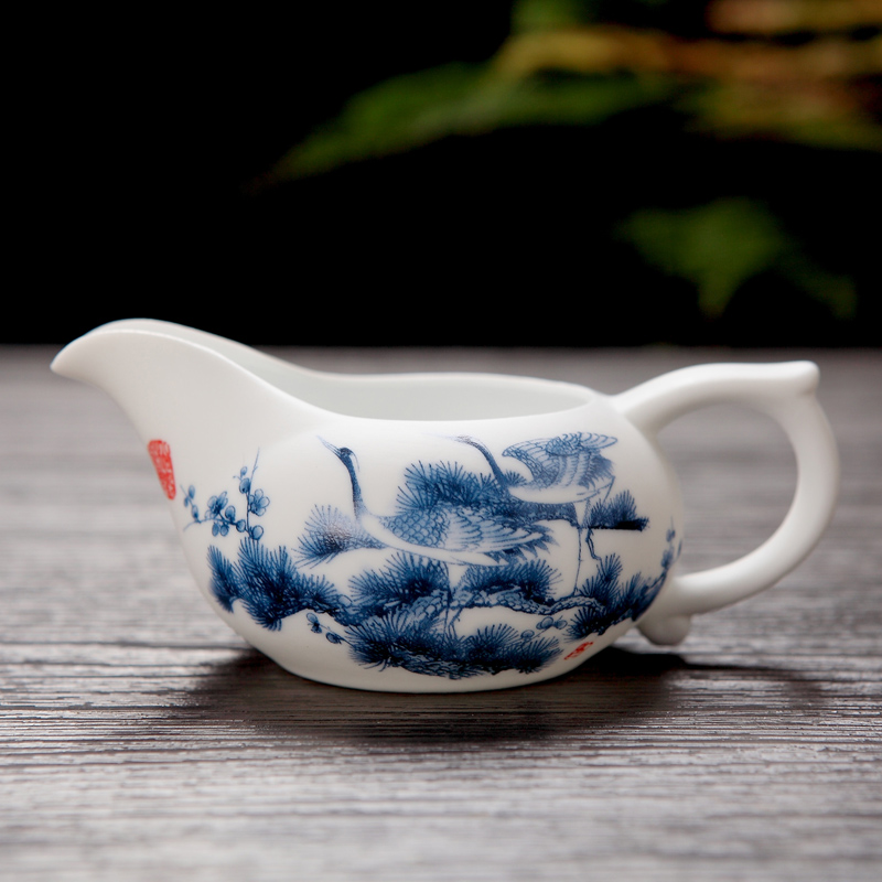 Jingdezhen ceramic tea set kung fu tea tureen frosted glass glaze ancient mud thin foetus blue and white porcelain of a complete set of wooden box