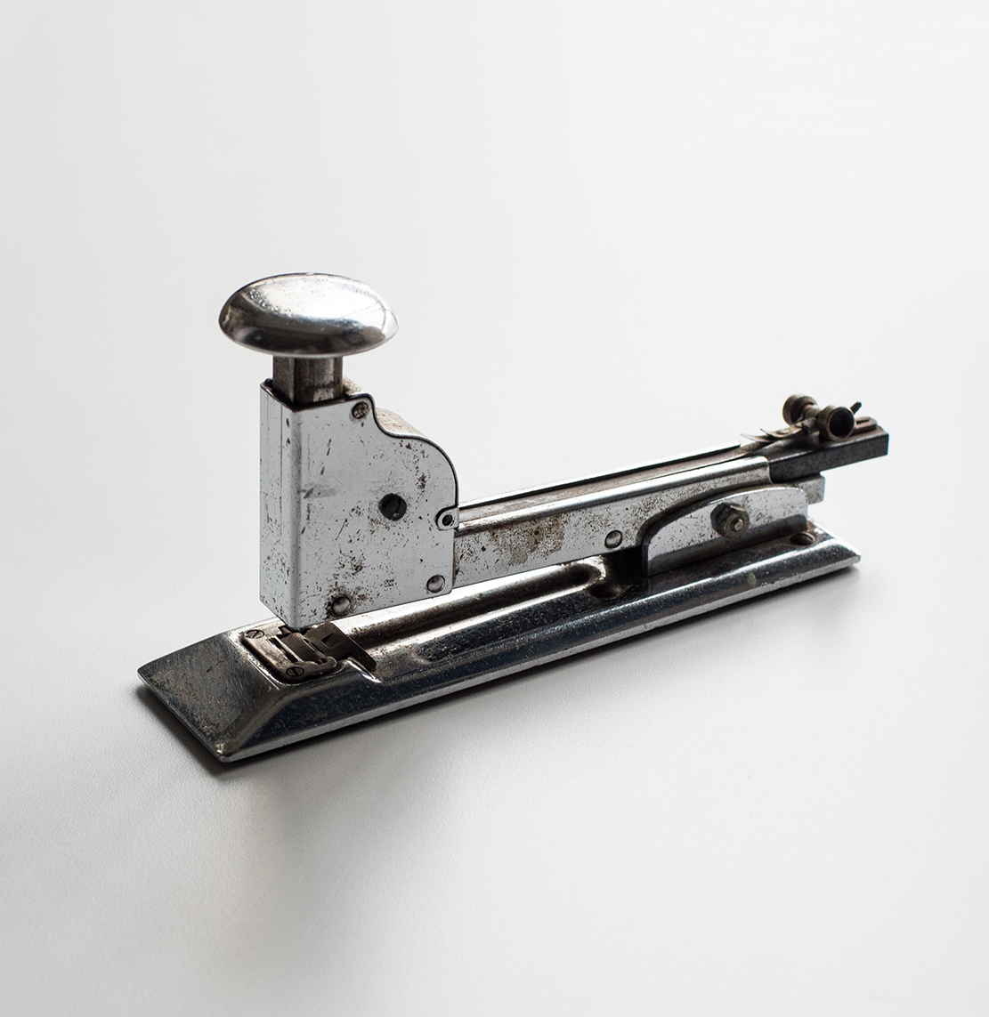 American 40s Antique Shop Windows Showcase Vintage Machinery Office Decoration Classic Industrial Retro Medieval Nails Book Machine