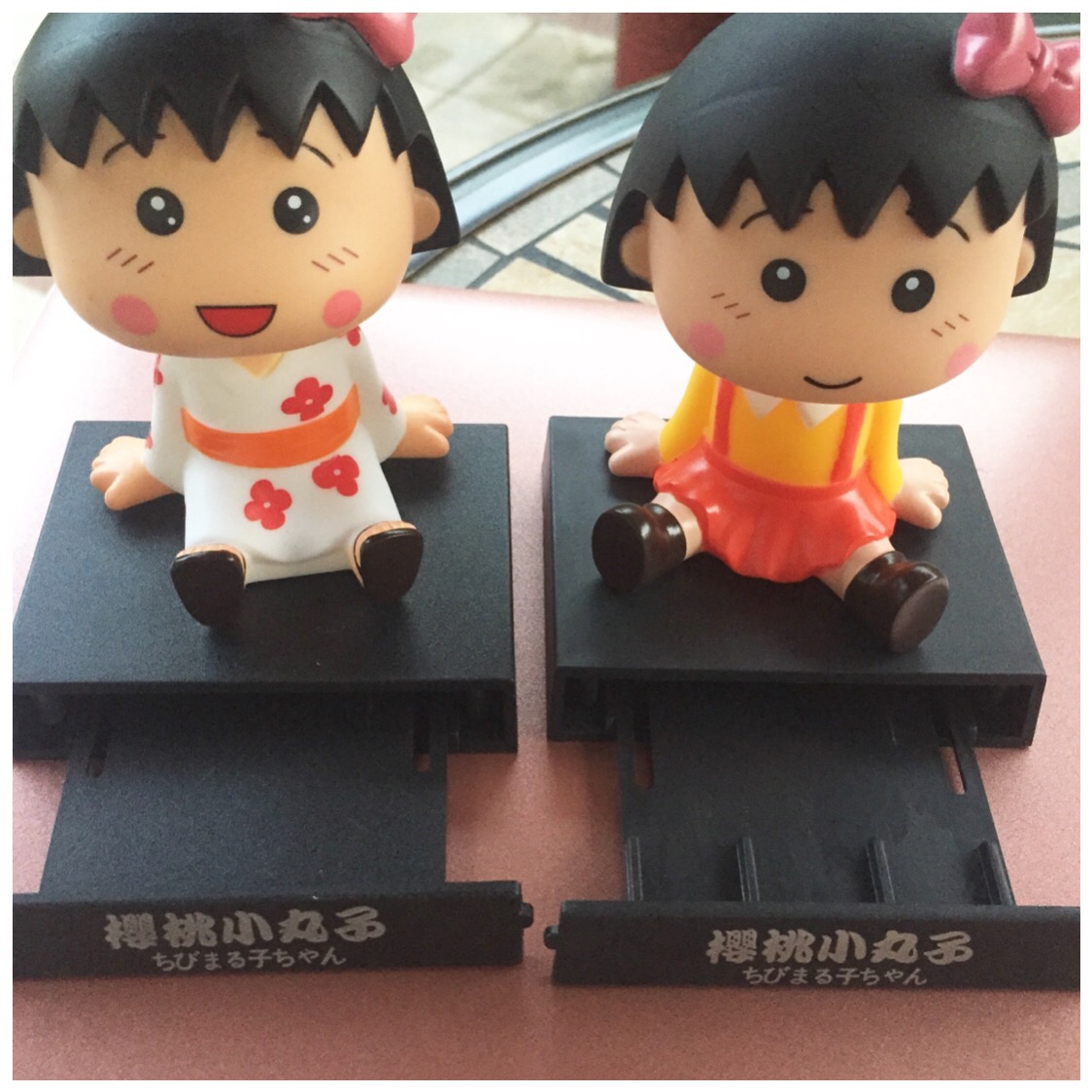 Chibi Maruko đồ trang trí xe dễ thương lắc búp bê đầu giữ điện thoại cartoon xe trang trí bảng sáng tạo của mình - Phụ kiện điện thoại trong ô tô giá đỡ điện thoại từ tính